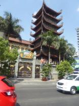 pagode au milieu de la rue.... on en croise souvent